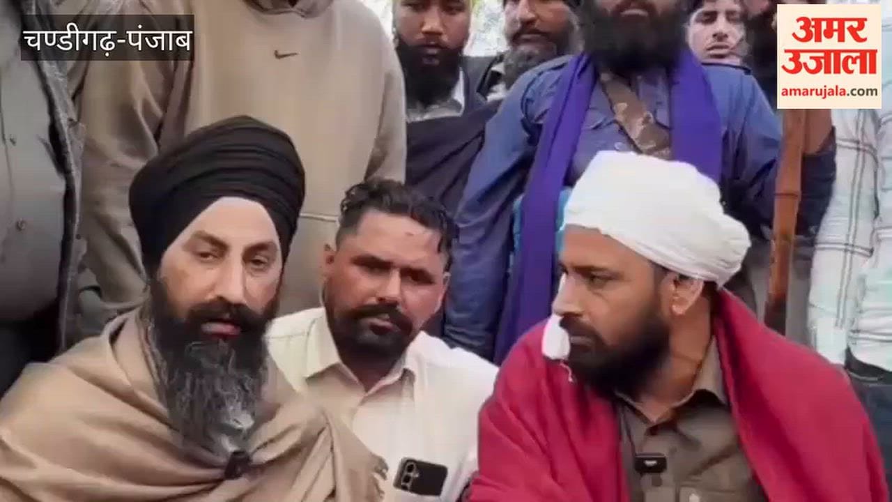 Akali Dal leader Rachhpal Singh Sosan arrived at the Mansa protest site from Kotkapura.