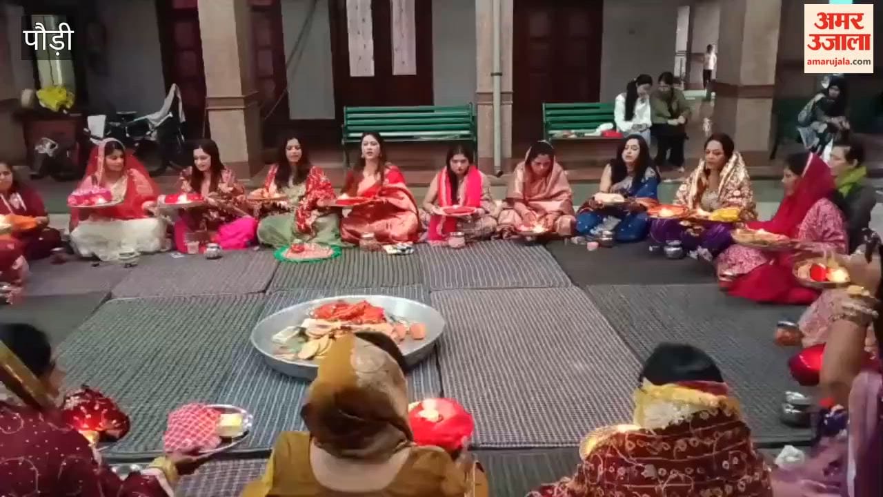 Pauri:Married women performed Karwa Chauth rituals collectively at a gurudwara in Srinagar