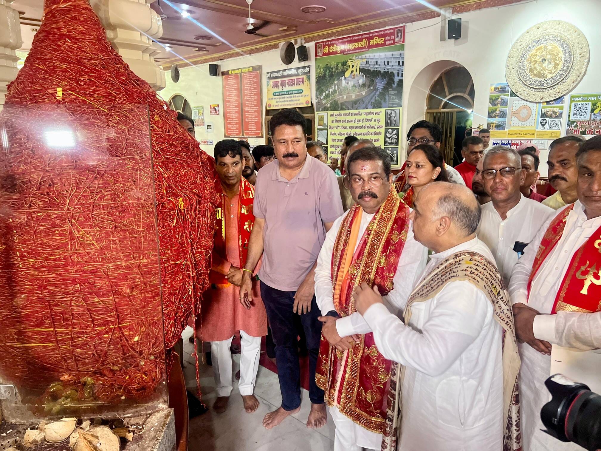 कुरुक्षेत्र। शक्तिपीठ श्रीदेवीकूप मां भद्रकाली मंदिर में पूजा-अर्चना करते केंद्रीय शिक्षा मंत कुरुक्षेत्र। शक्तिपीठ श्रीदेवीकूप मां भद्रकाली मंदिर में पूजा-अर्चना करते केंद्रीय शिक्षा मंत